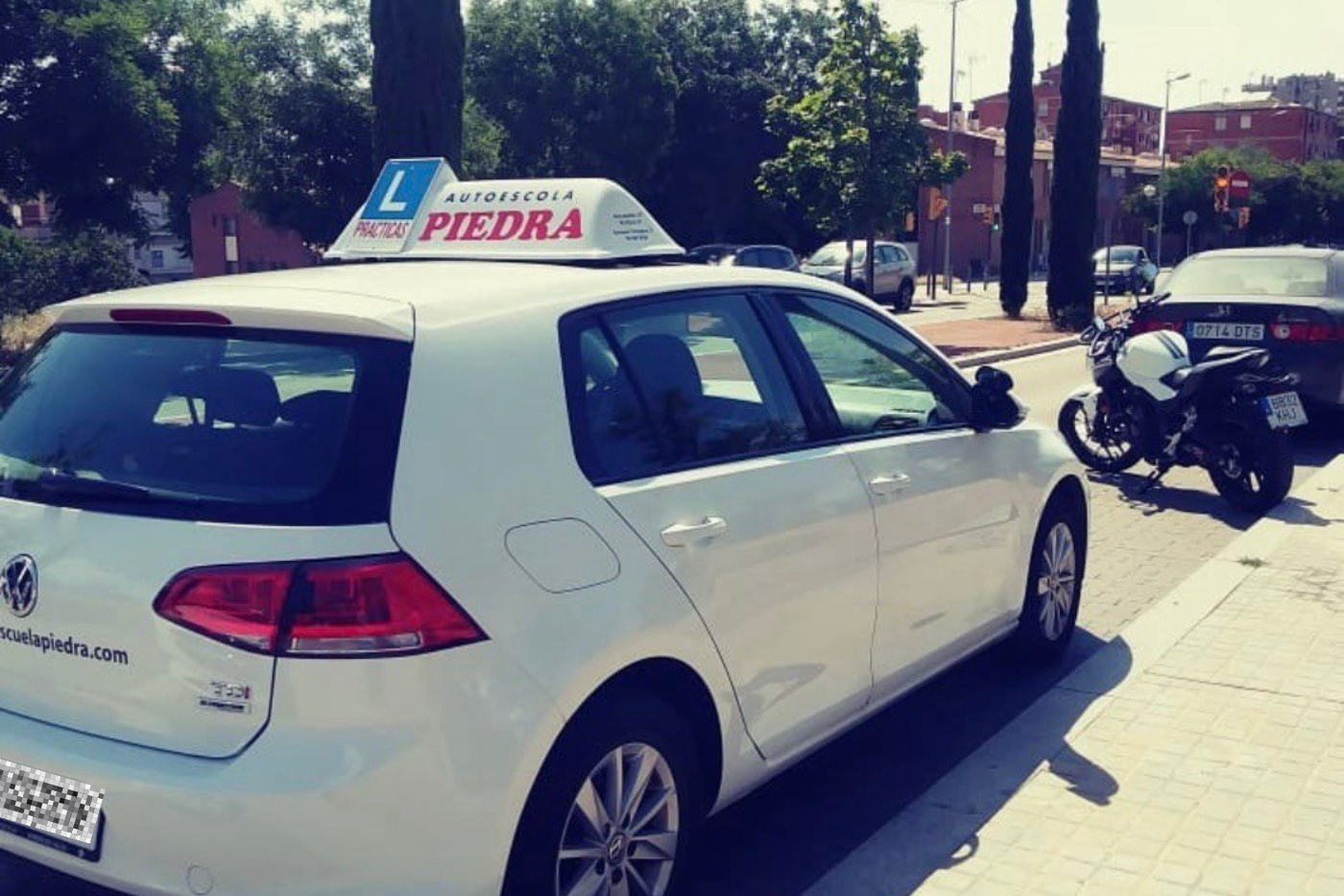 Alumno realizando prácticas para obtener el permiso B+E en Terrassa con Autoescuela Piedra.