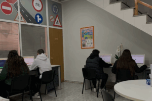 Clase teórica del curso adicional de 4h en Autoescuela Piedra, Terrassa.