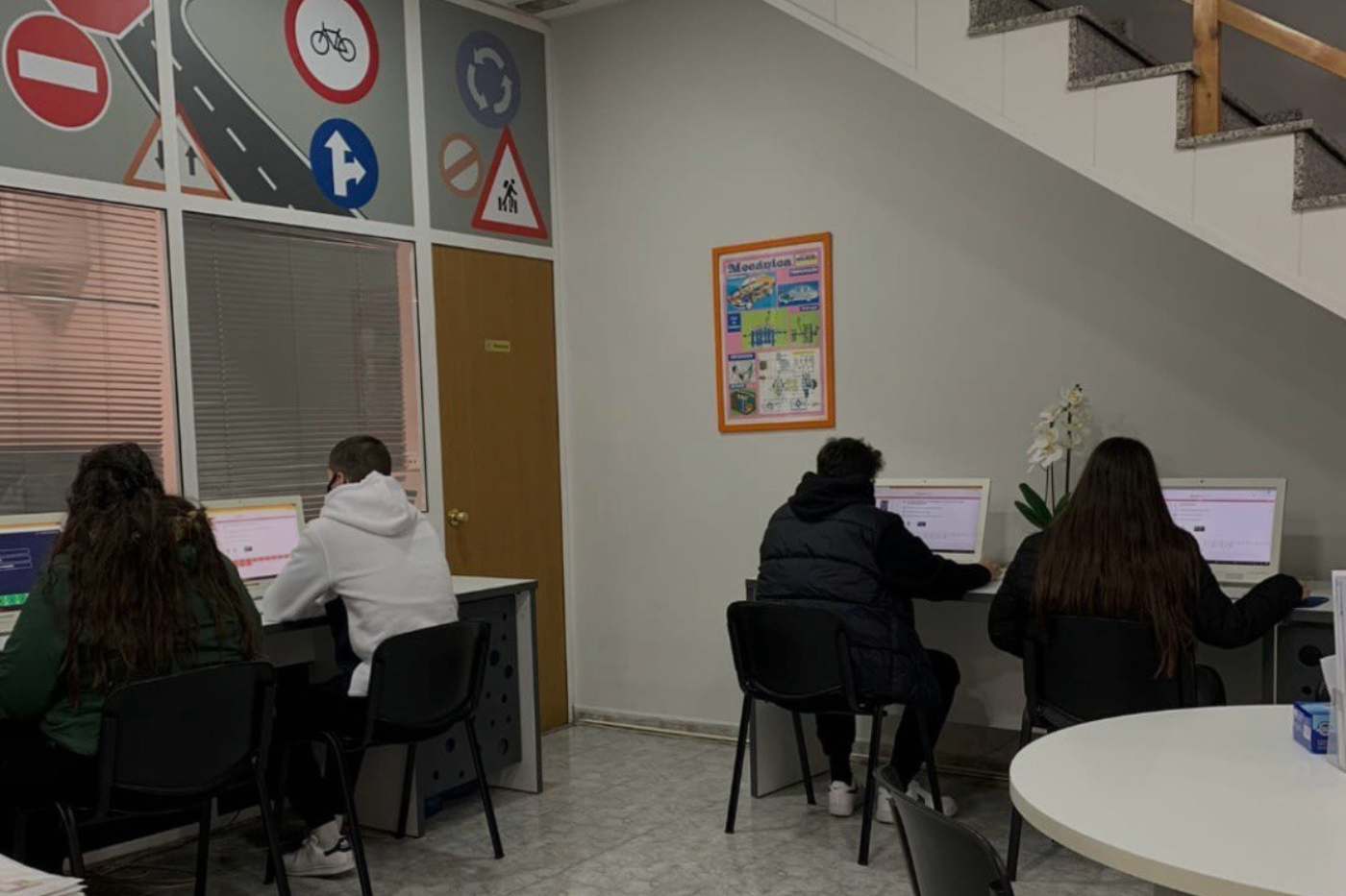 Clase teórica del curso adicional de 4h en Autoescuela Piedra, Terrassa.