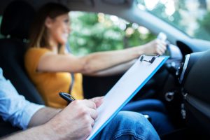 Carnet de coche: alumna conduciendo feliz