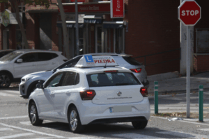 Alumnos realizando curso de recuperación parcial de puntos en Terrassa con Autoescuela Piedra