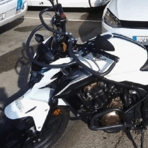 Alumno en clase práctica para obtener el permiso A1 en Terrassa, con moto y equipamiento completo.