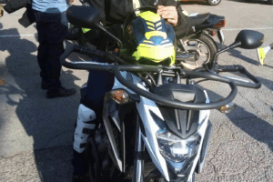Alumno realizando práctica en circuito cerrado para obtener el permiso A en Autoescuela Piedra, Terrassa
