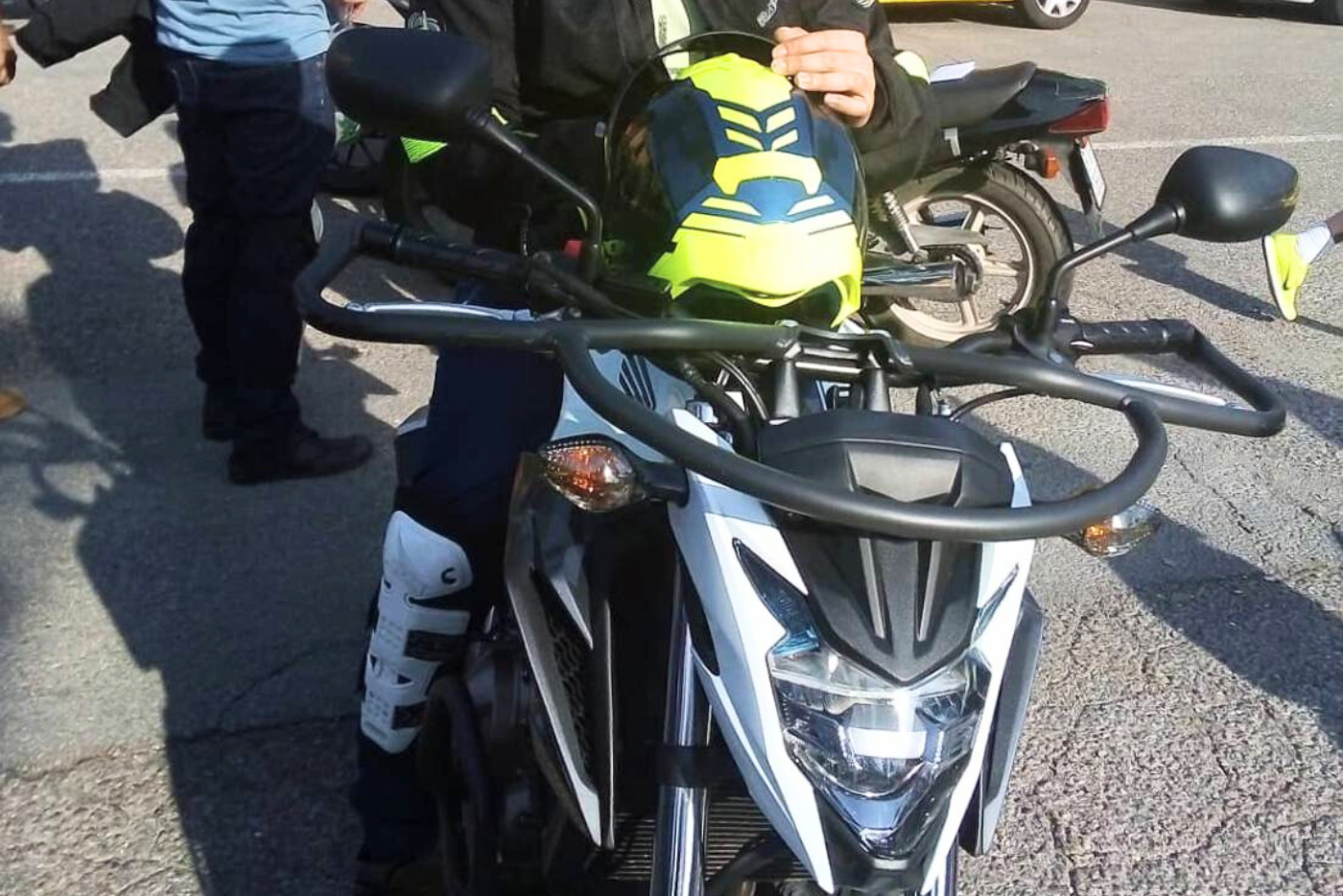 Alumno realizando práctica en circuito cerrado para obtener el permiso A en Autoescuela Piedra, Terrassa