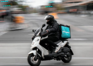 Alumno en curso práctico para obtener el permiso AM en Terrassa con Autoescuela Piedra.