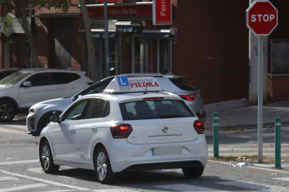 Alumnos realizando curso de recuperación parcial de puntos en Terrassa con Autoescuela Piedra